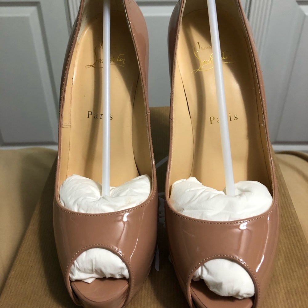 Louboutin peeptoe patent nude (New Very Prive 120)